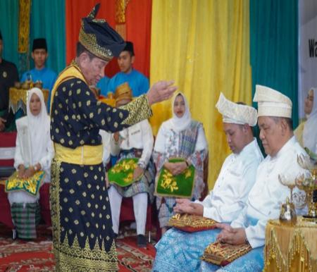 Gubernur dan Wagub Riau, Abdul Wahid - SF Haiyanto saat menerima tepung tawar (foto/yuni)